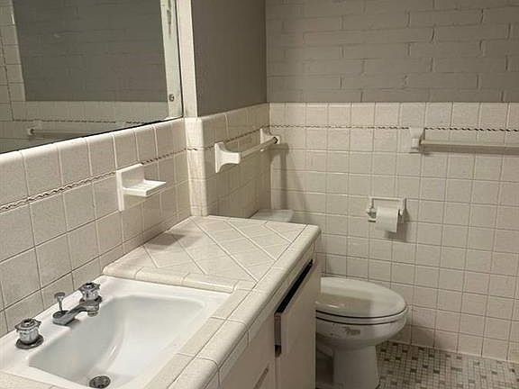 5th image of 1118 W Gardenia Ave