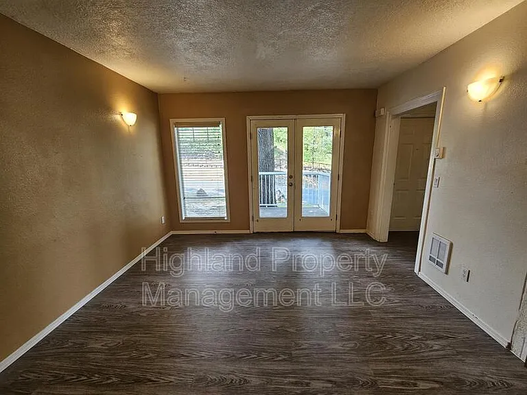 1020 NE B St #7 — Photo 5