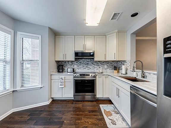 3rd image of 624 McGill Pl NE Unit 624