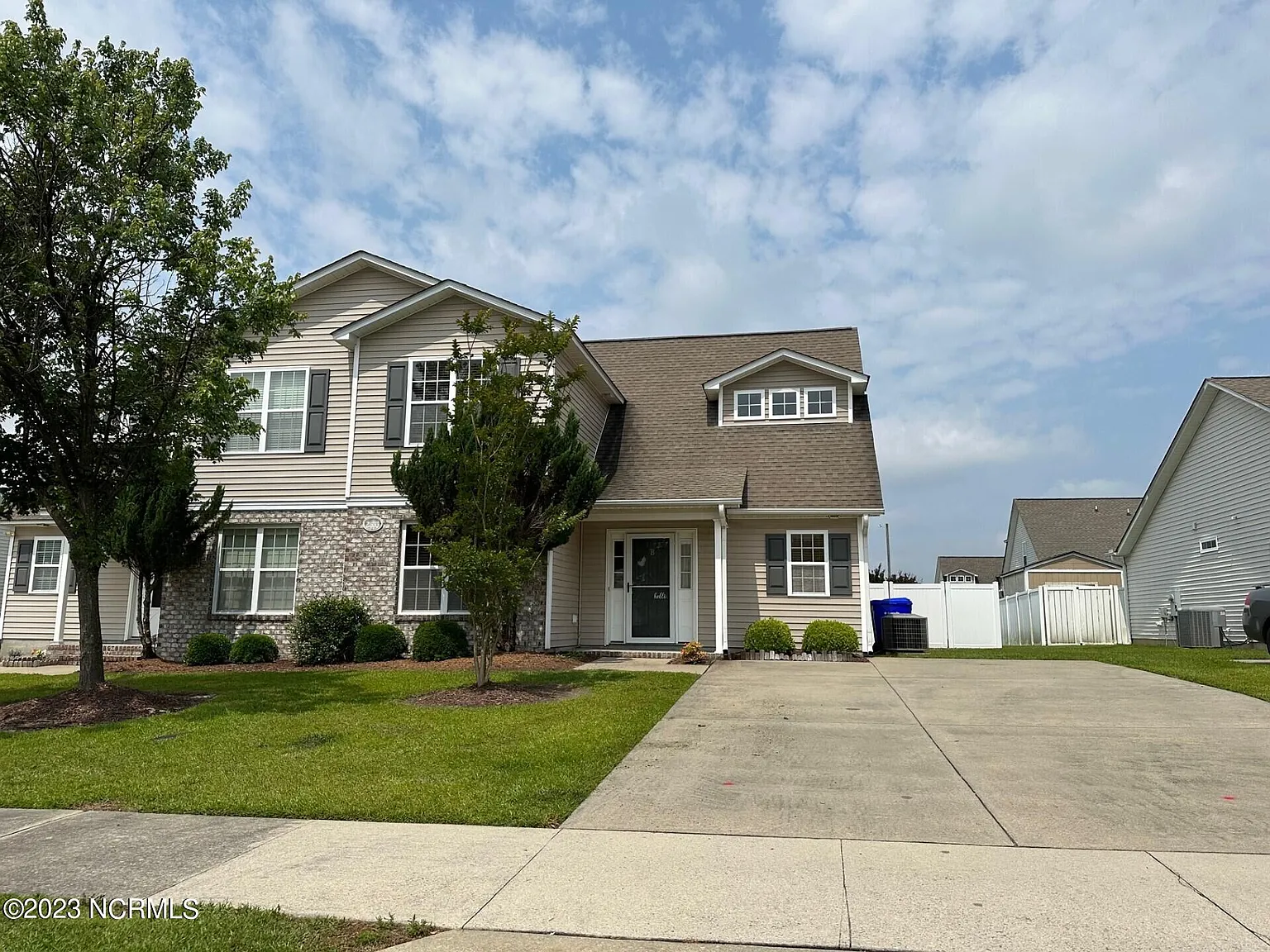 3 bed, 2.5 bath, 1587 sqft, $1,700 — Photo 1