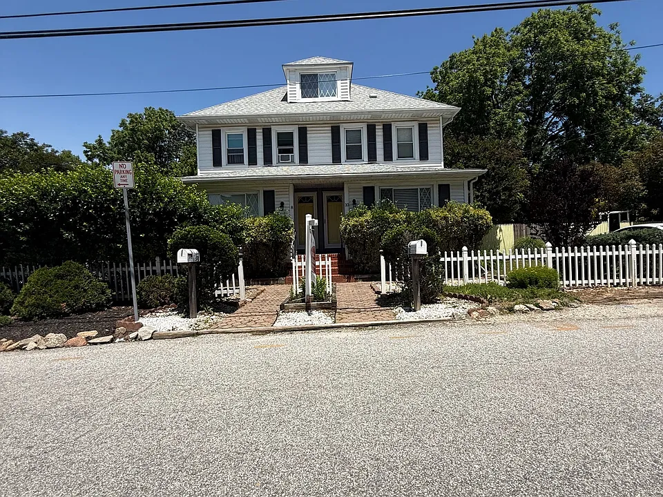 8 & 10 Gibbons Blvd