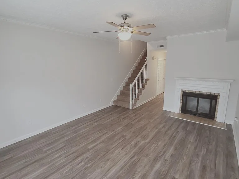 301 Hickory Pl — Photo 8