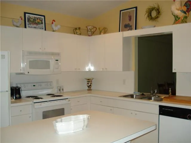 1141 Mulberry Pl — Photo 3