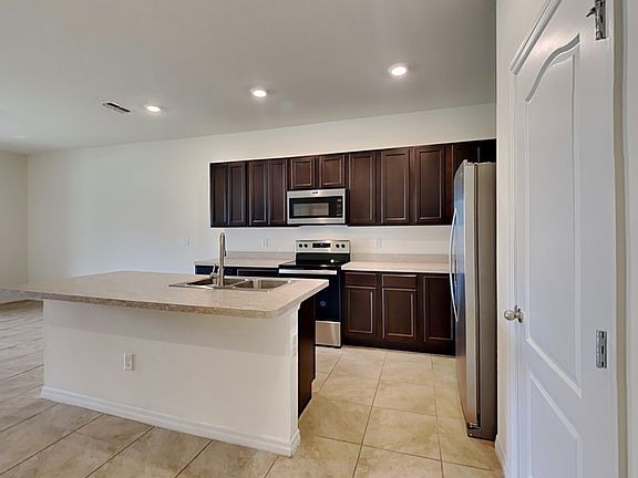 4th image of 1401 Yellow Finch Dr
