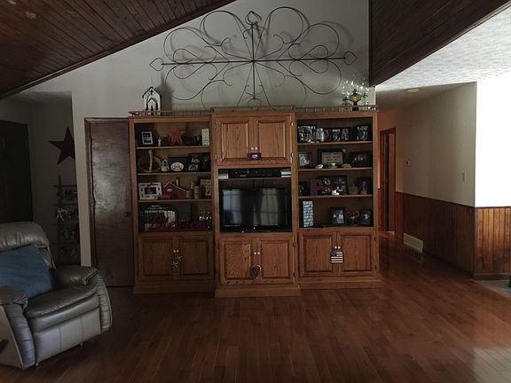 Living w/entertainment ctr