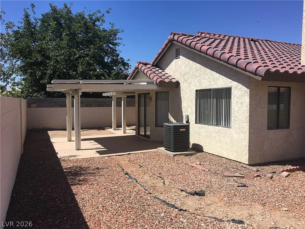 3 bed, 2.0 bath, 1326 sqft, $1,850 — Photo 4