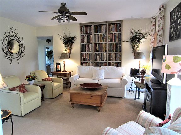 3rd image of 989 Amberwood Pl