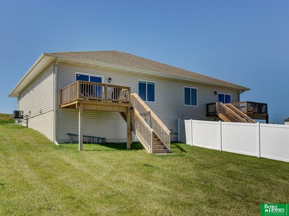17676 Greenleaf St, Omaha, NE 68136