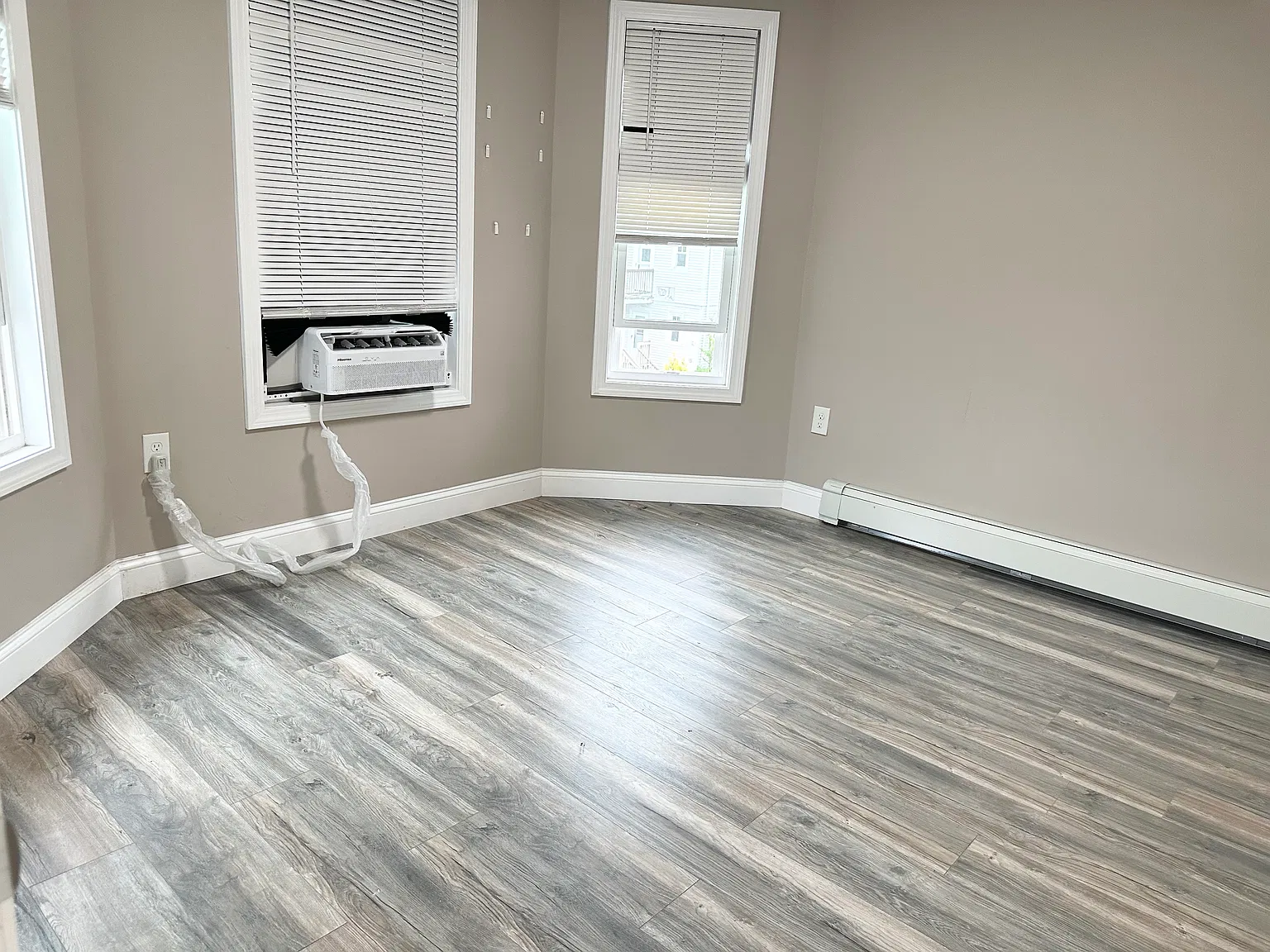3 bed, 1000 sqft, $3,300 — Photo 3