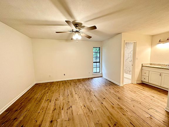 4th image of 908 Holly Hill Dr
