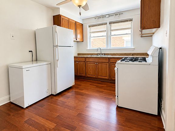 3rd image of 2823 W Balmoral Ave APT 2W