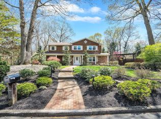 1 Country Squire Ct, Dix Hills, NY 11746