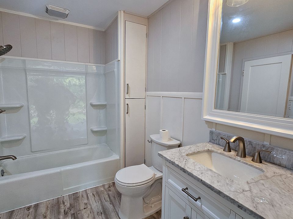 En suite Bathroom (primary bedroom)