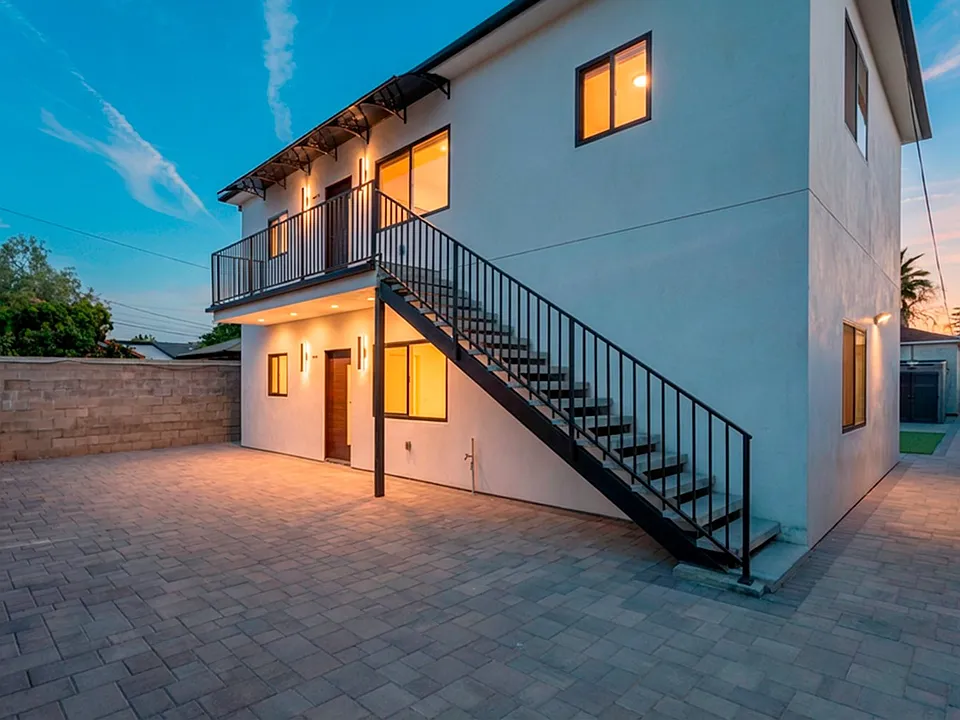 11120 Emelita St