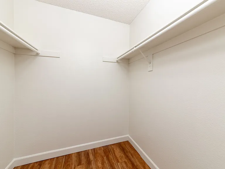 Willow Creek Apartments — Photo 10