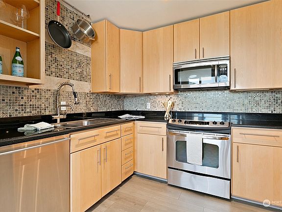 5th image of 2552 14th Avenue W #401