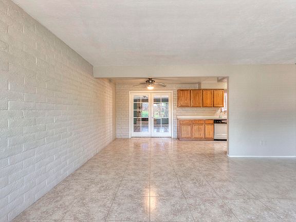 4th image of 301 N Bull Run Dr