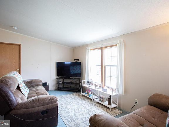 3rd image of 246 Buttercup Dr