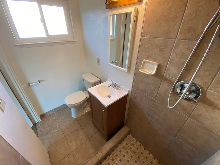 593 Venus Ave #C — Photo 8