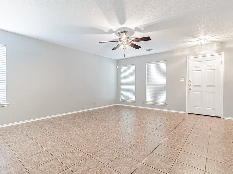 326 Diana Dr — Photo 5