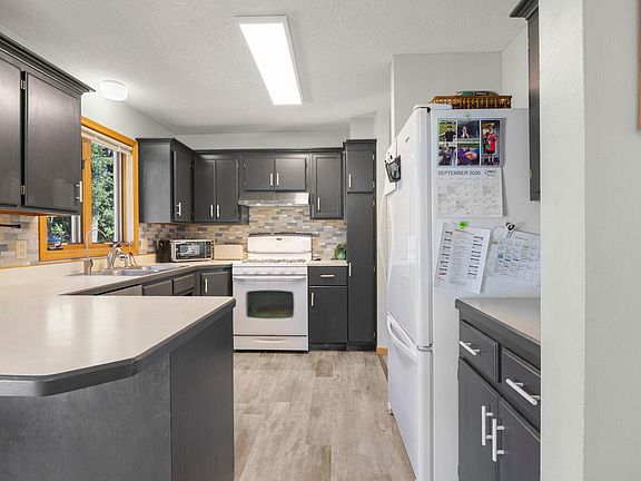 5th image of 132 Stuart Dr