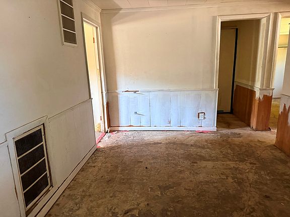 4th image of 239 E Woodrow St