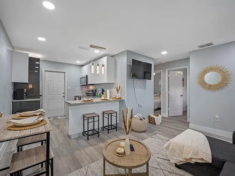 4313 W Woodlawn Ave — Photo 38
