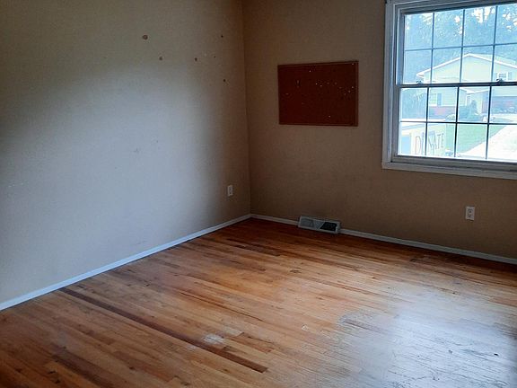 3rd image of 1525 Amboy Dr
