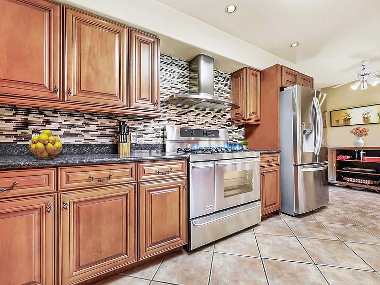 Newer refrigerator and dishwasher. Gas cooktop.