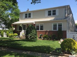 92 Woods Ave, Malverne, NY 11565
