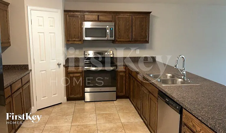 610 Canvas Ct — Photo 4
