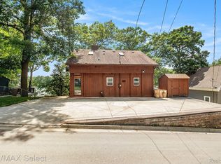 8447 Peninsular Dr, Fenton, MI 48430
