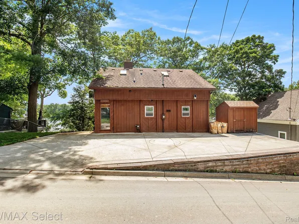 8447 Peninsular Dr, Fenton, MI 48430