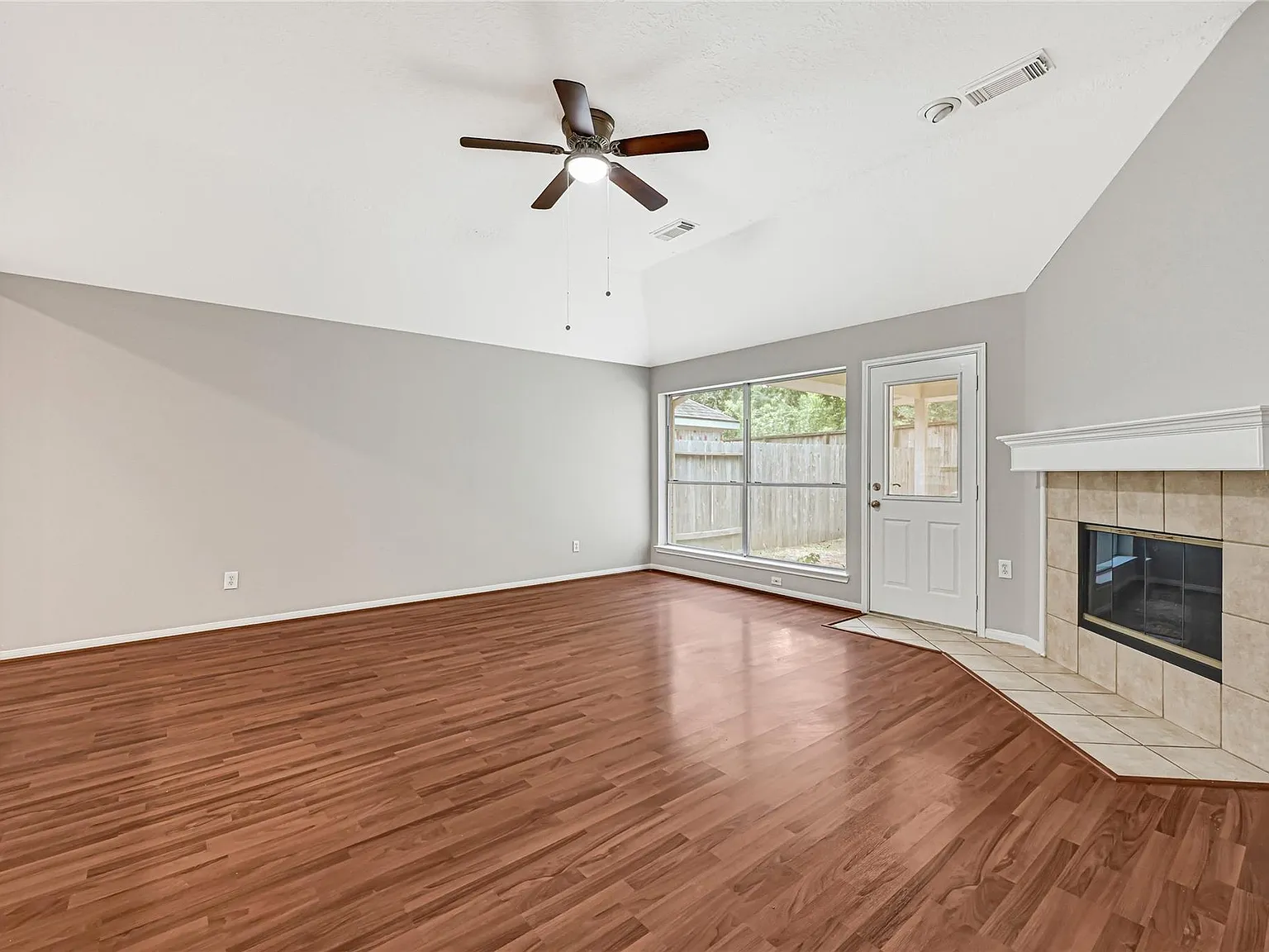 4 bed, 2.5 bath, 1968 sqft, $2,400 — Photo 4