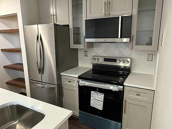 4th image of 315 New St APT 613