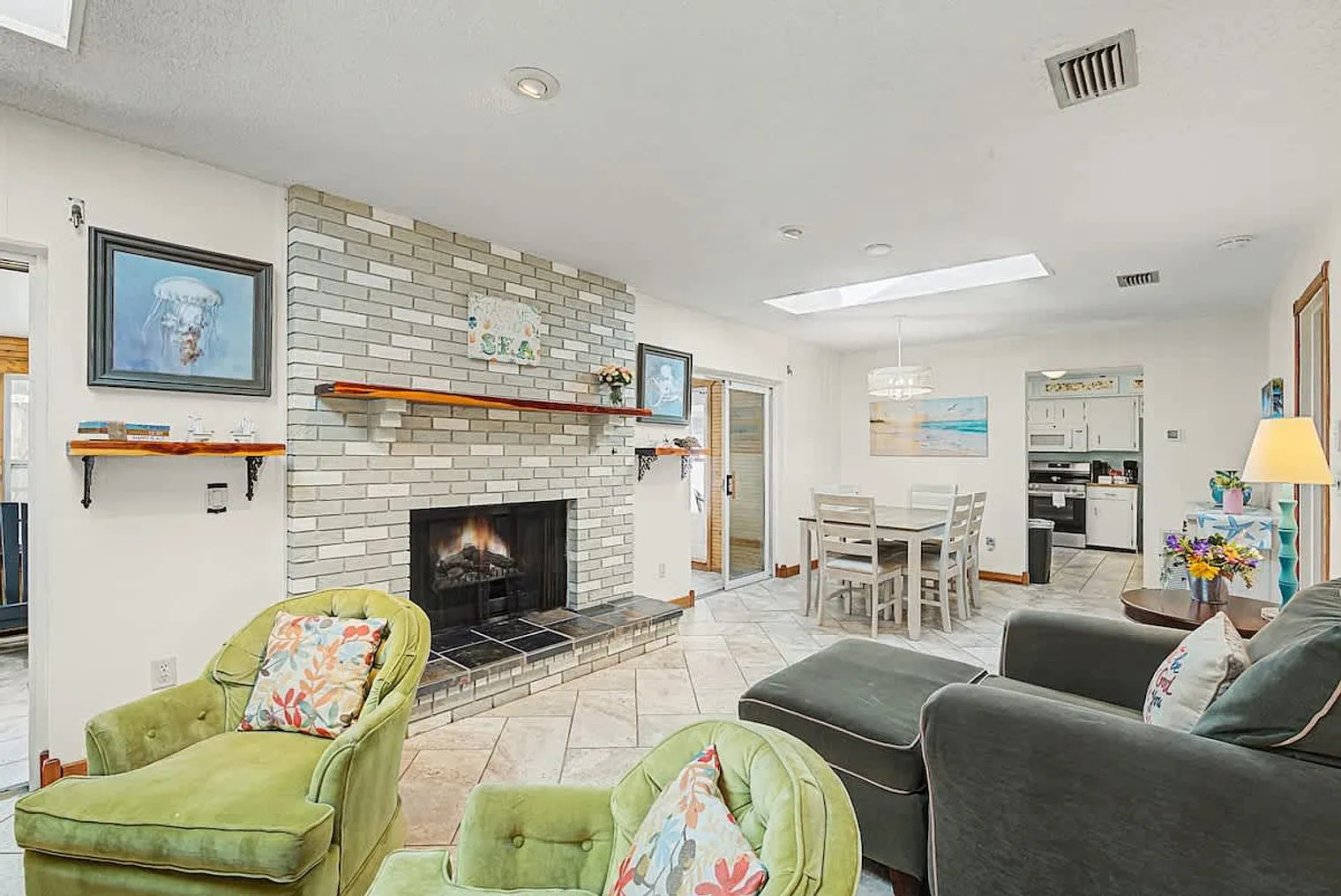 3 bed, 2.0 bath, 1636 sqft, $3,089 — Photo 4