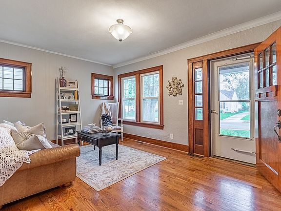 3rd image of 415 W Albany Ave