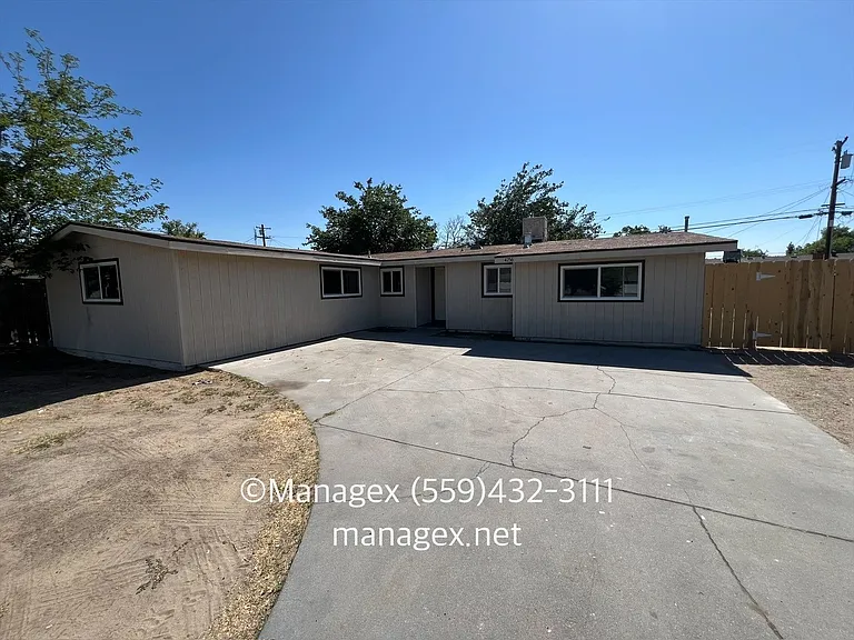4256 N Millbrook Ave — Photo 1