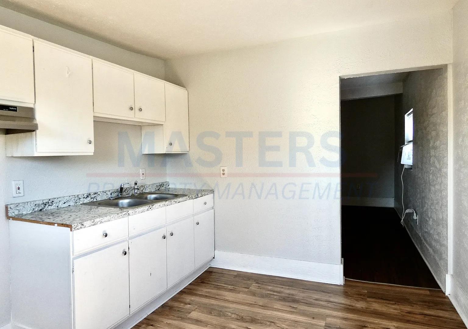 420 Barker St — Photo 4