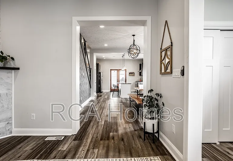 1547 Hoyt Ave — Photo 3