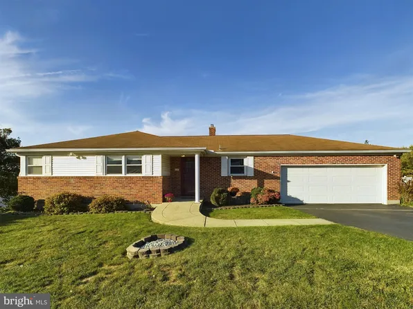 2457 Eastwood Dr, York, PA 17402