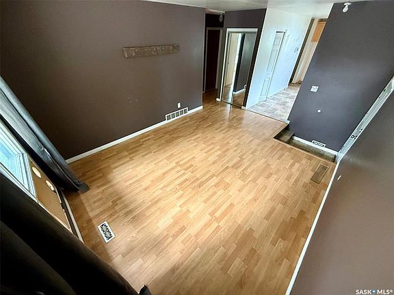 3rd image of 90 Turner CRESCENT