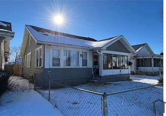 4 bed, 2000 sqft, $1,300 — Photo 1