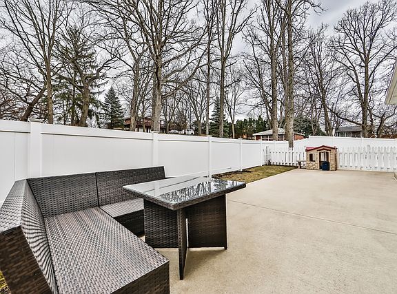 4th image of 190 Beech Dr