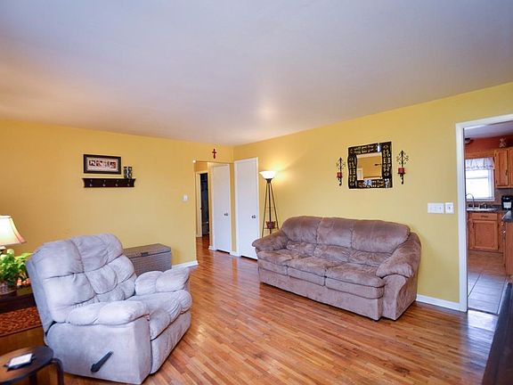 3rd image of 718 W Pine St