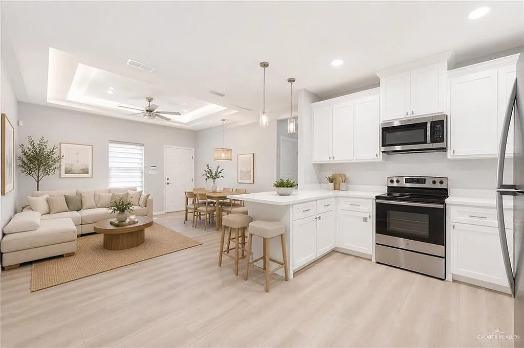 3 bed, 2.0 bath, 4233 sqft, $1,300 — Photo 4