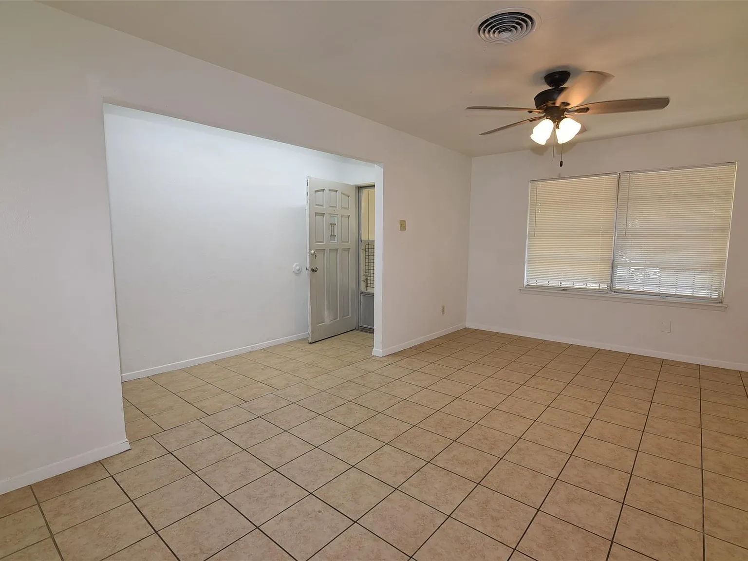 3 bed, 2.0 bath, 1762 sqft, $1,900 — Photo 2