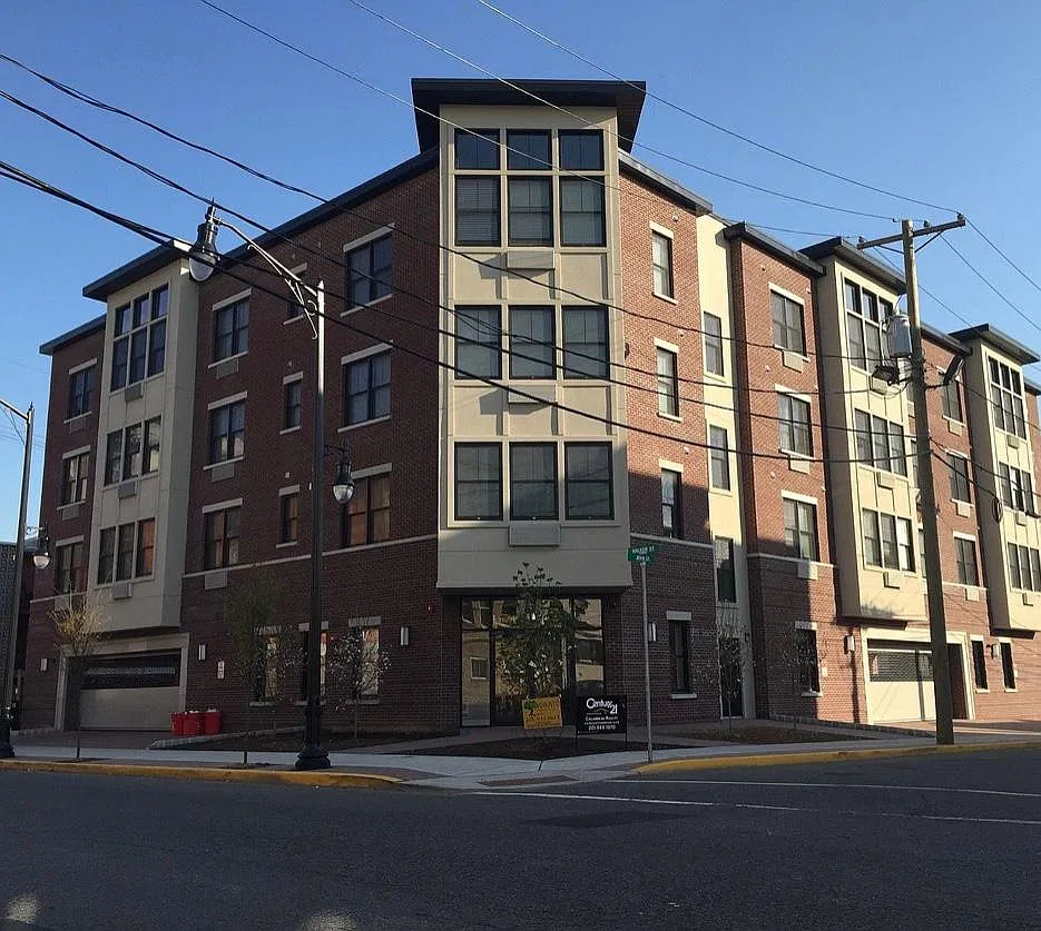 230 Walker St — Photo 4