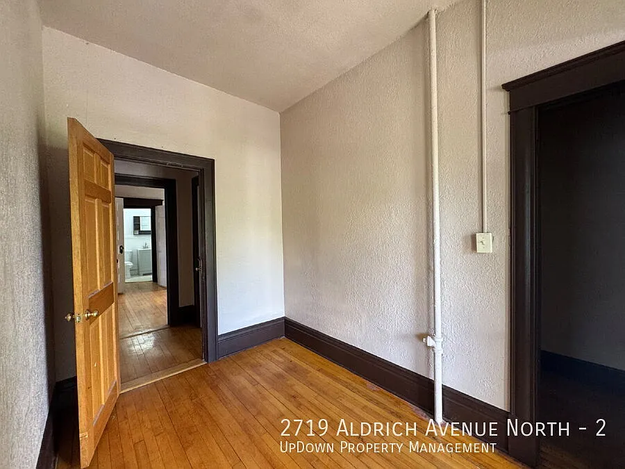 5 Bedroom / 2.5 Bath Upper Duplex Unit, Hawthorne Neighborhood — Photo 3