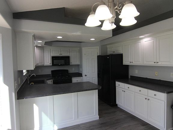 3rd image of 3059 N Highpoint Dr